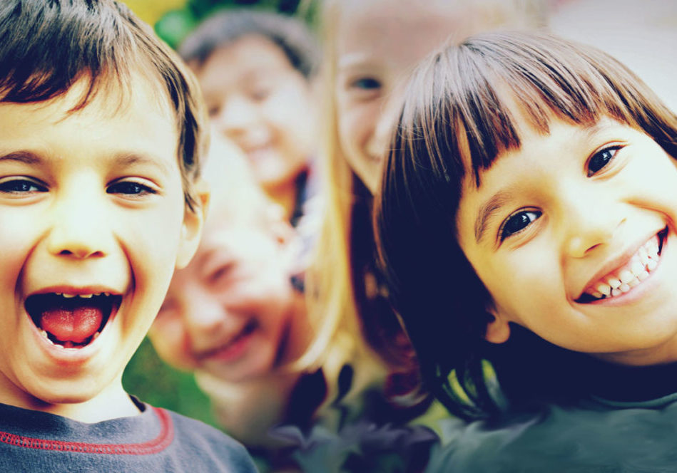 Smiling-kids-showing-their-healthy-teeth